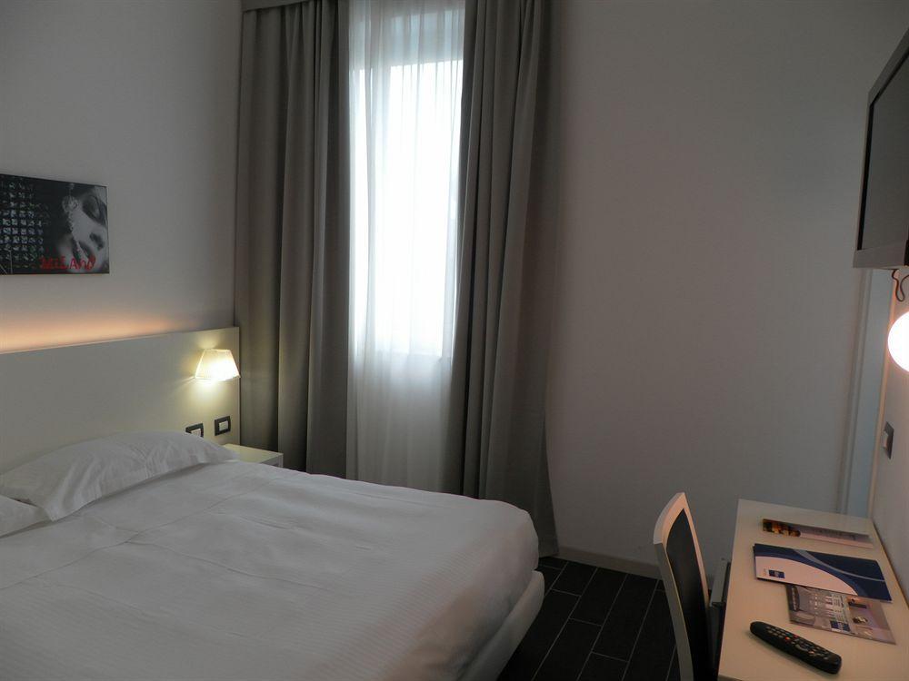 Smart Hotel Central Milan Room photo
